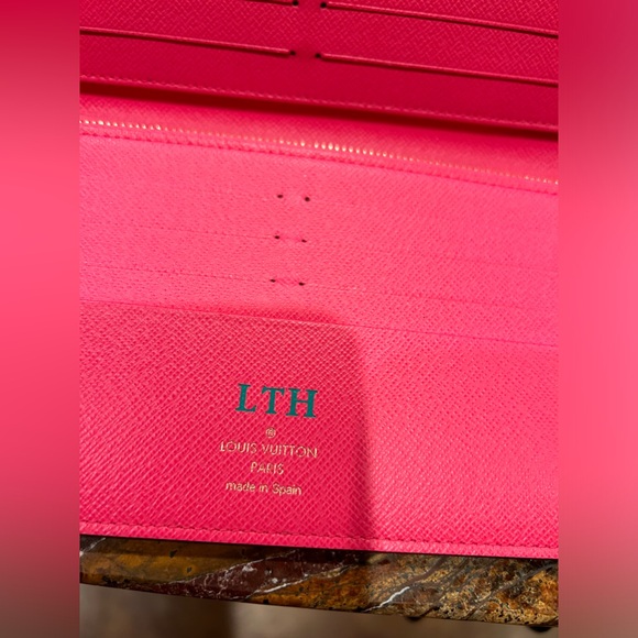 Louis Vuitton Pink V Monogram 2-Snap Wallet ❤️Limited Edition❤️ - Picture 4 of 9